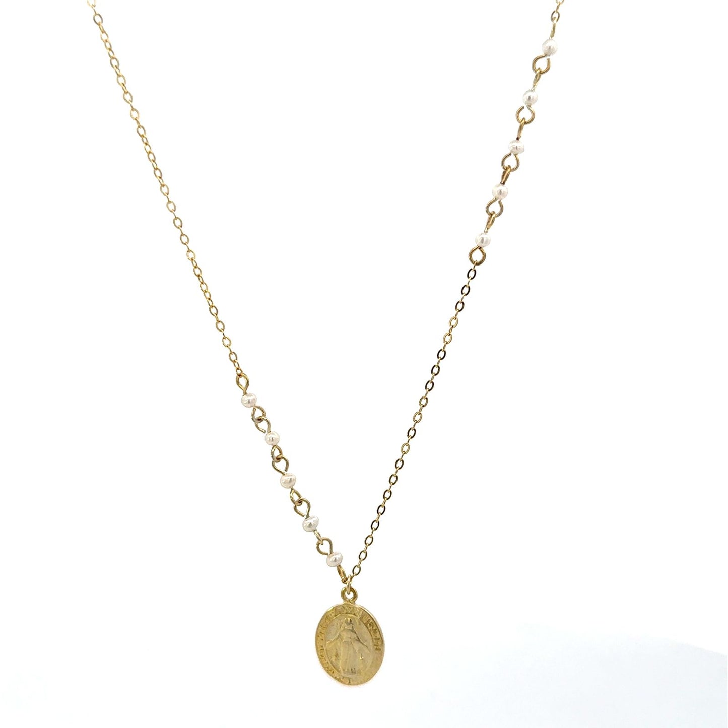 MEDALLION WITH MINI PEARLS