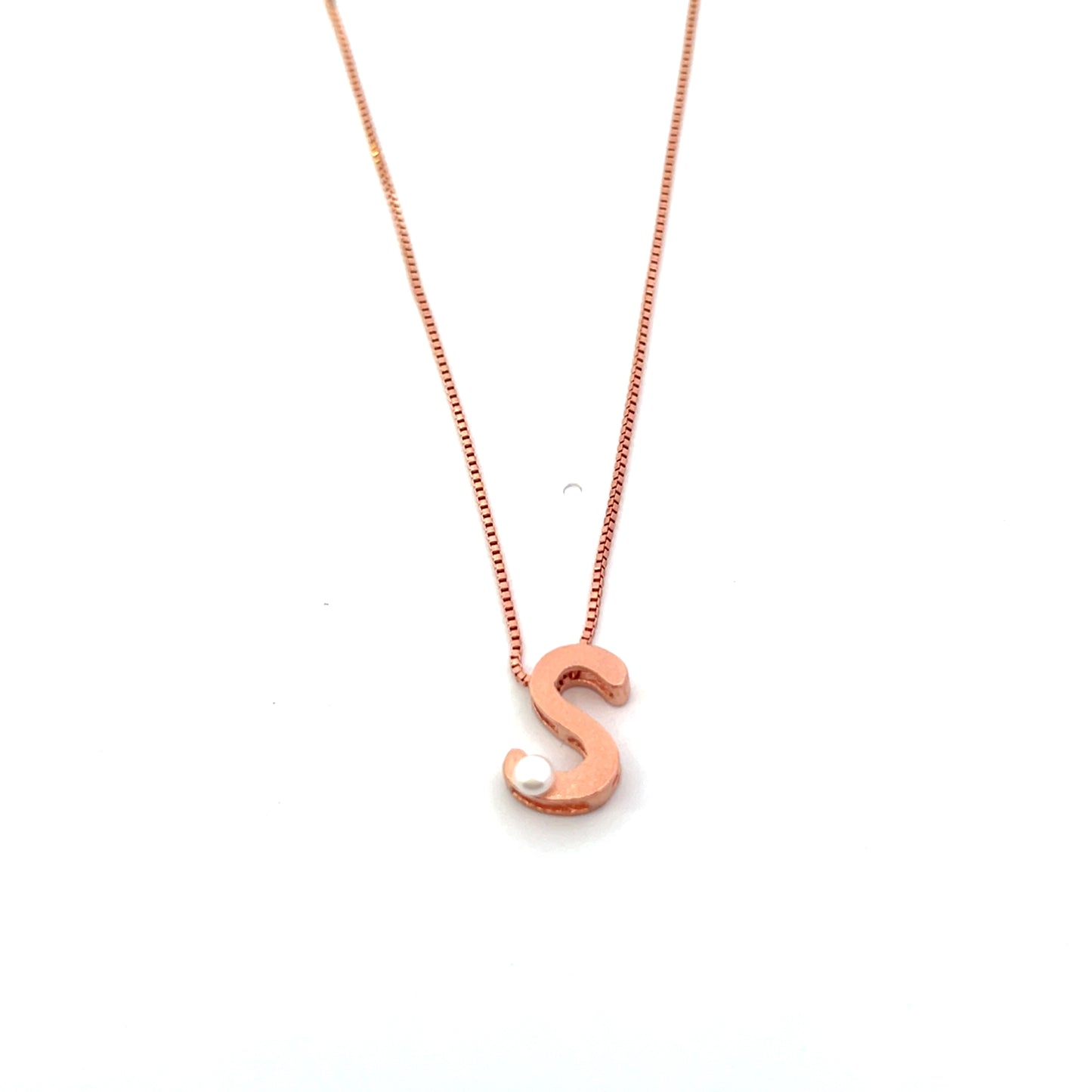 LETTER NECKLACE WITH MINI PEARL ROSEGOLD