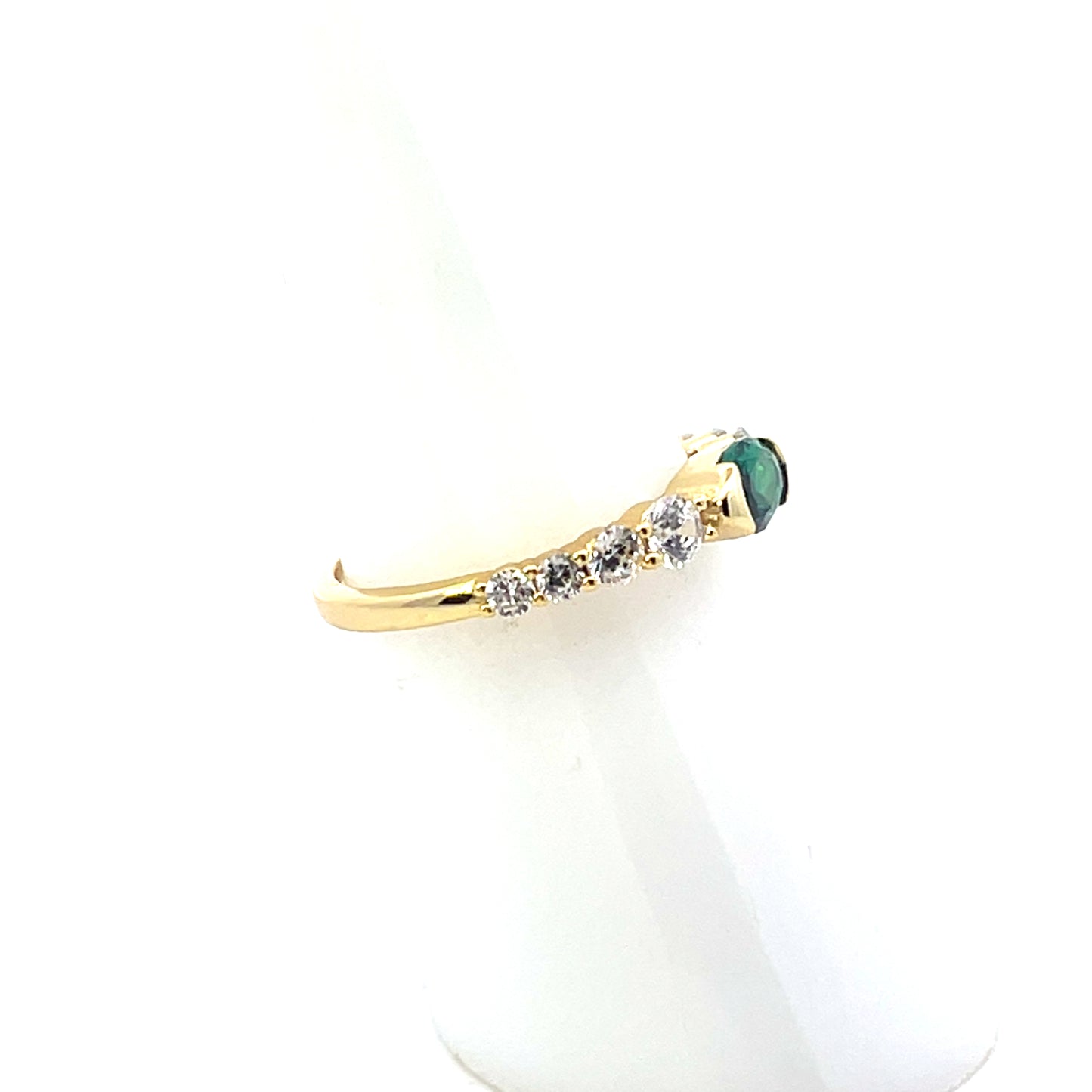 OVAL GREEN CENTER STONE RING