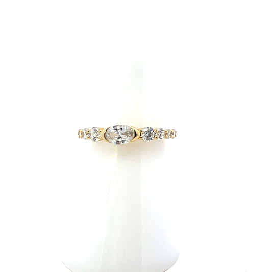 OVAL CLEAR CENTER STONE RING