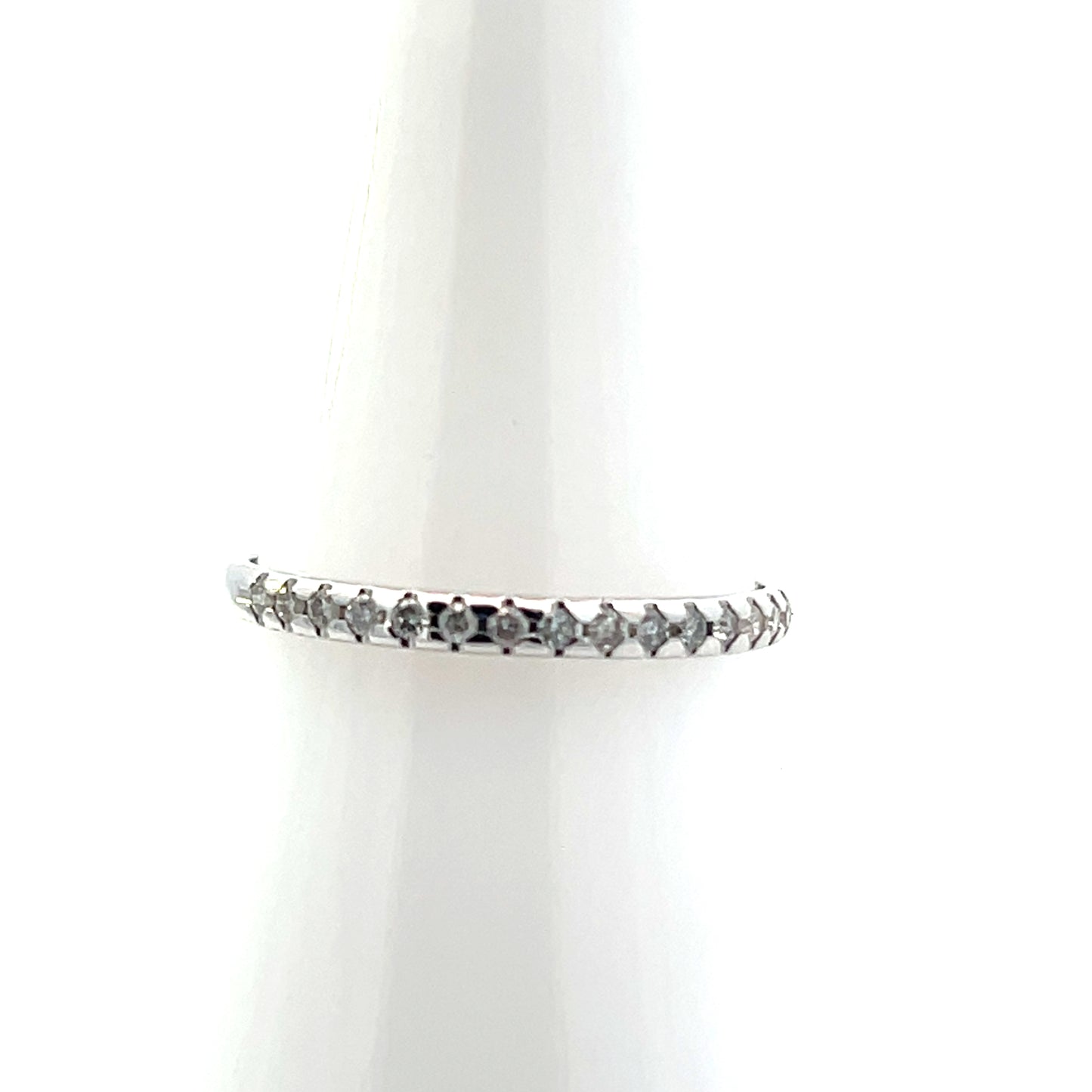 14K WHITE GOLD BAND WITH 17 DIAMONDS 0.20CTW
