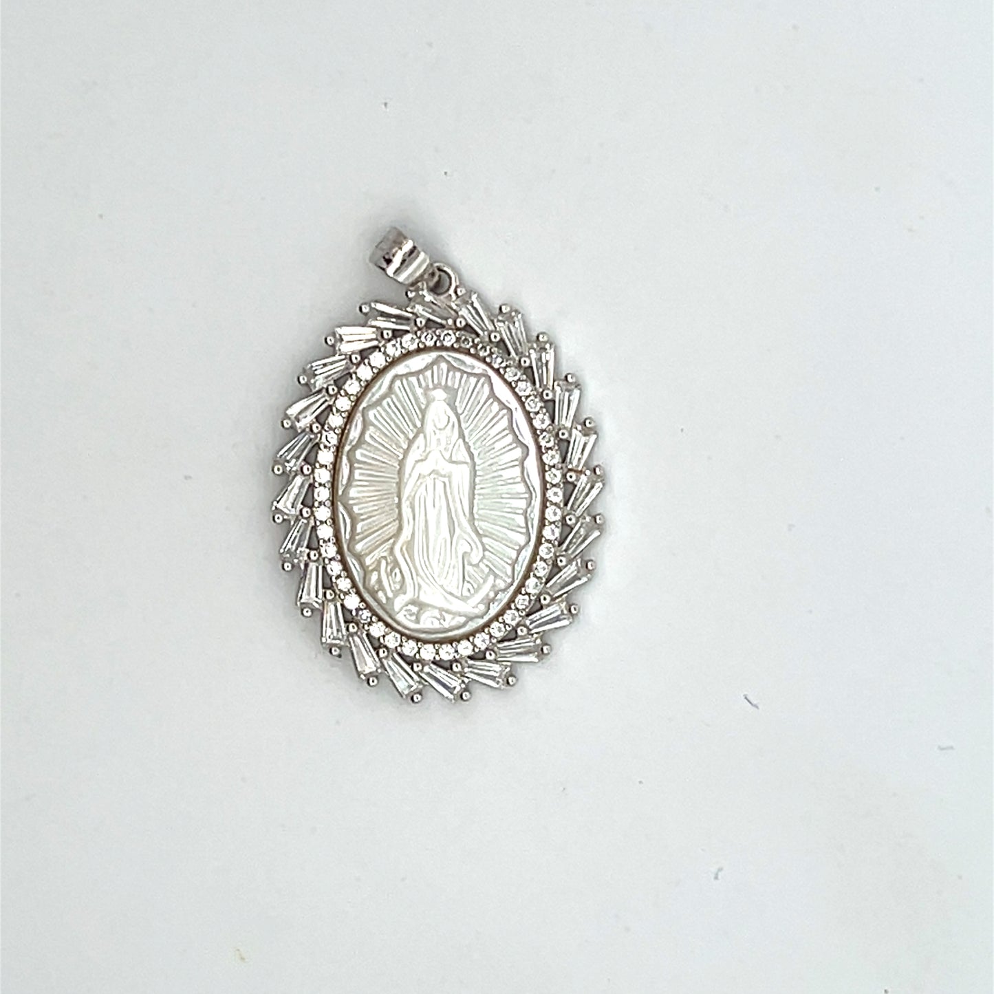 MEDIUM NACAR MEDALLION WITH BAGUETTE HALO